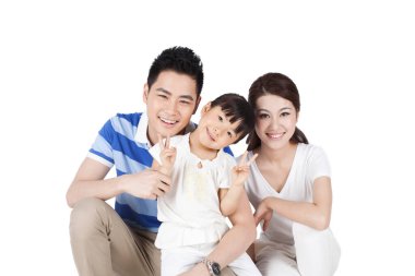 Üç kişilik bir ailenin portresi.