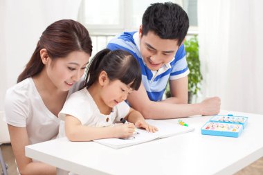 Çocuklarıyla birlikte aile çizimi