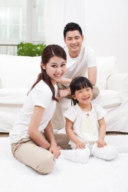 Koltukta oturan genç bir aile.