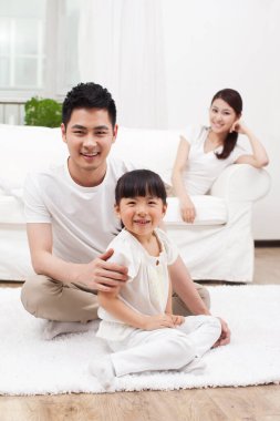 Koltukta oturan genç bir aile.