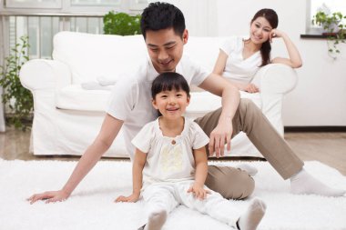 Koltukta oturan genç bir aile.