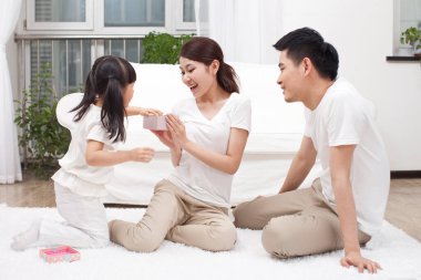 Aile birlikte eğleniyor.