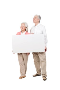 Beyaz tahta tutan yaşlı çift.