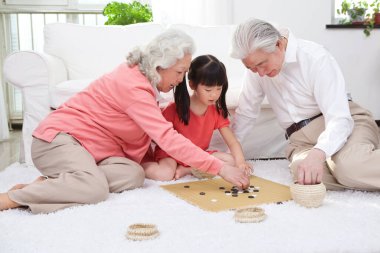 Torunuyla son sınıf çifti oyun oynuyorlar.