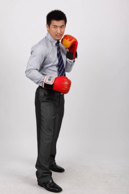 Kırmızı eldivenli bir iş adamı.