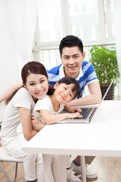 Family Three Using Laptop — Stock Photo, Image