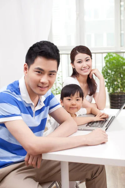 Dreiköpfige Familie Nutzt Laptop — Stockfoto