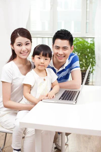 Family Three Using Laptop — Stock Photo, Image