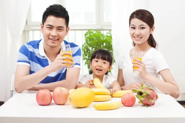 Felice Famiglia Che Succo Con Spremiagrumi Elettrici — Foto Stock