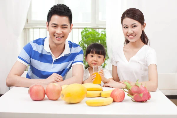 Glad Familj Att Göra Juice Med Elektrisk Juicer — Stockfoto