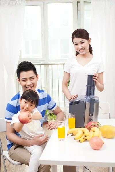 Happy Family Making Juice Electric Juicer — Stock Photo, Image