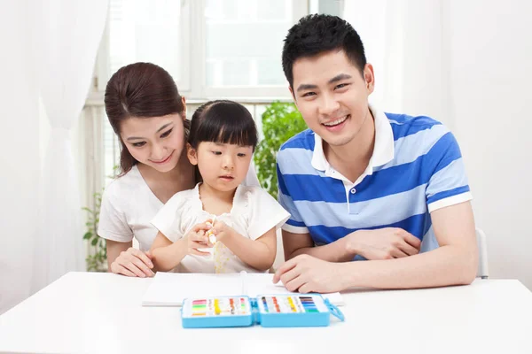 Familie Zeichnet Mit Ihrem Kind — Stockfoto