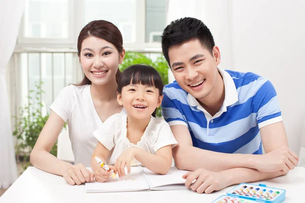 Familie Zeichnet Mit Ihrem Kind — Stockfoto