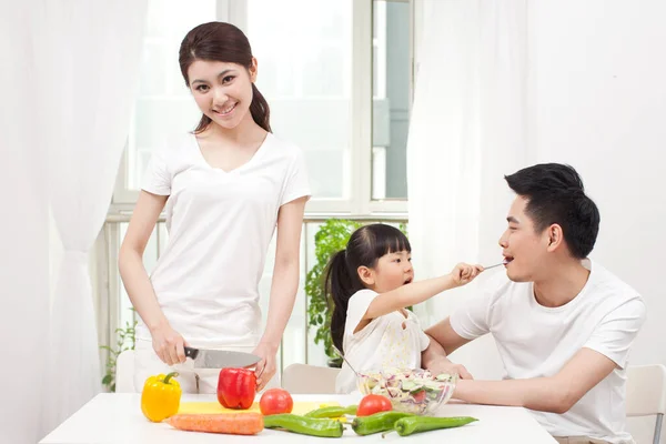 Familia Preparando Una Ensalada — Foto de Stock