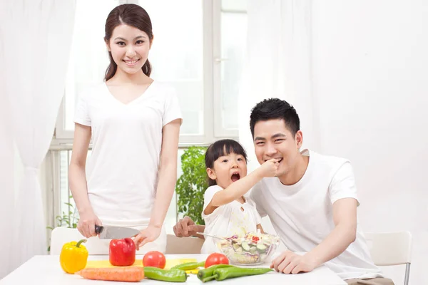 Família Que Prepara Uma Salada — Fotografia de Stock