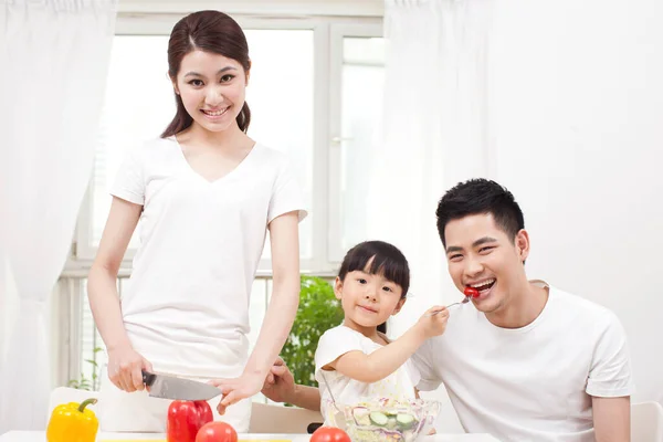 Família Que Prepara Uma Salada — Fotografia de Stock