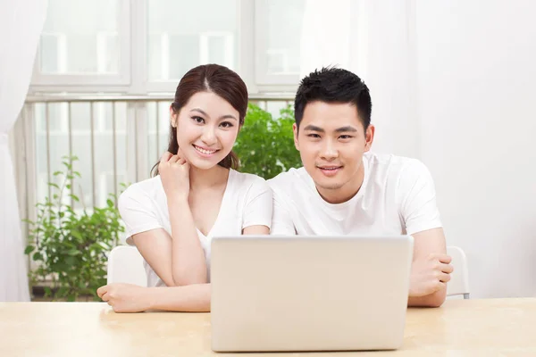 Casal Jovem Usando Laptop Casa — Fotografia de Stock