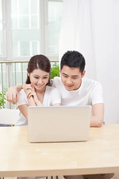 Junges Paar Benutzt Laptop Hause — Stockfoto