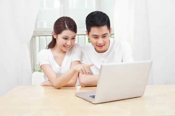 Casal Jovem Usando Laptop Casa — Fotografia de Stock