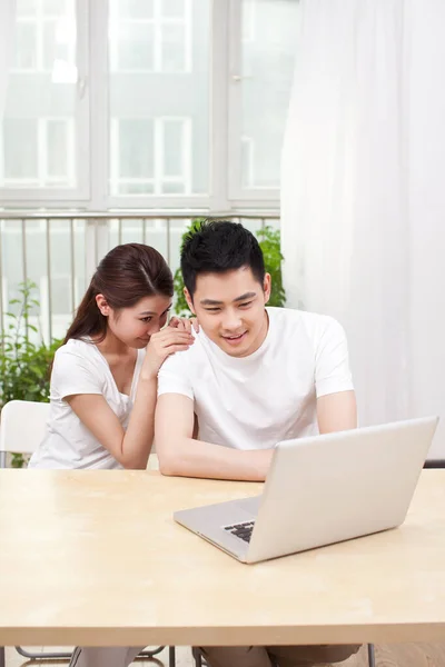 Casal Jovem Usando Laptop Casa — Fotografia de Stock