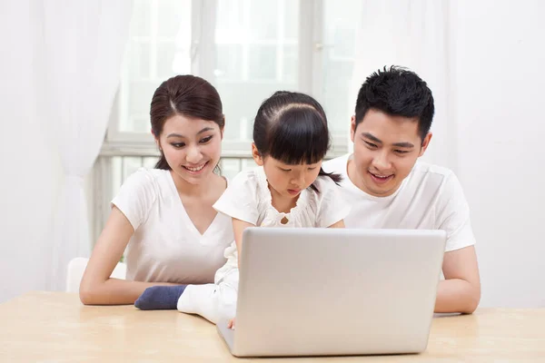 Kleines Mädchen Benutzt Laptop Mit Ihren Eltern — Stockfoto