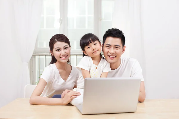 Menina Usando Laptop Com Seus Pais — Fotografia de Stock