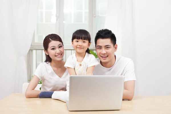 Little Girl Using Laptop Her Parents — Stock Photo, Image