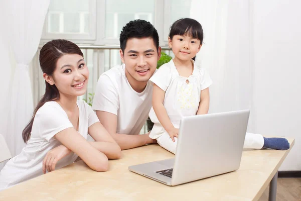 Little Girl Using Laptop Her Parents — Stock Photo, Image