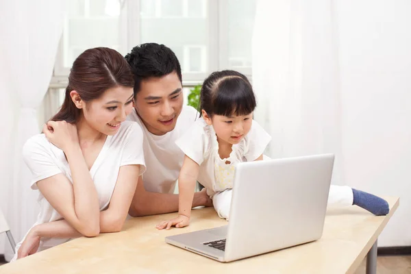 Little Girl Using Laptop Her Parents — Stock Photo, Image