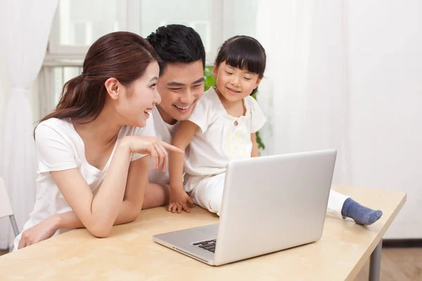Liten Flicka Som Använder Laptop Med Sina Föräldrar — Stockfoto