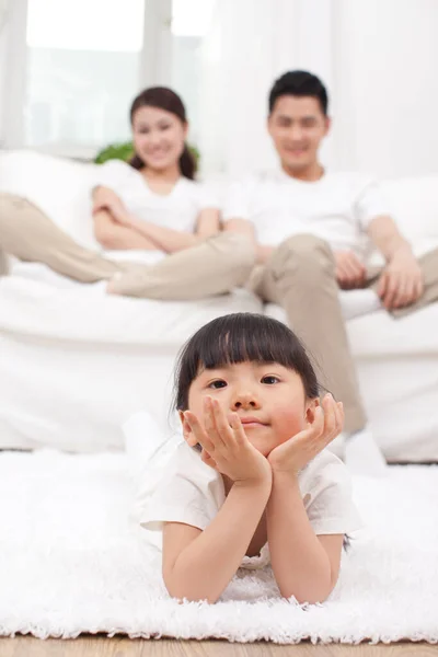Junges Chinesisches Mädchen Wohnzimmer Mit Eltern Hintergrund — Stockfoto