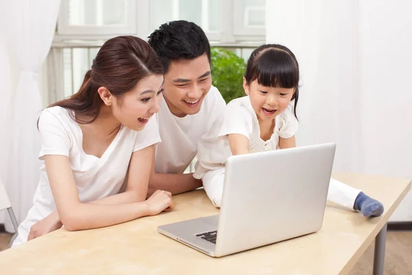 Niña Usando Laptop Con Sus Padres — Foto de Stock