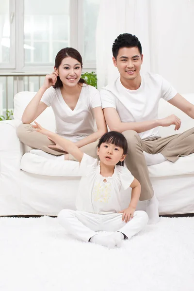 Young Chinese Girl Living Room Parents Background — Stock Photo, Image