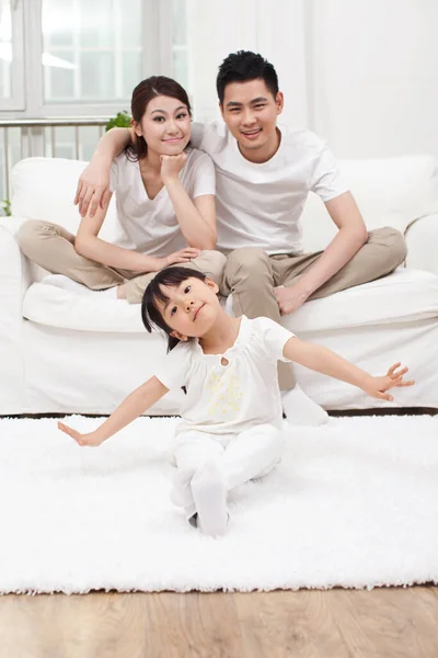 Junges Chinesisches Mädchen Wohnzimmer Mit Eltern Hintergrund — Stockfoto