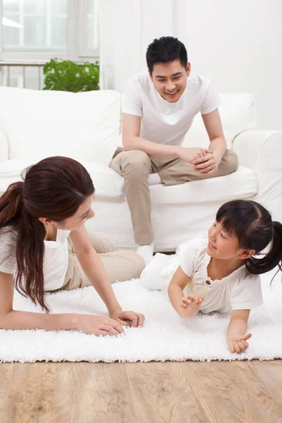 Young Family Sitting Couch — Stock Photo, Image