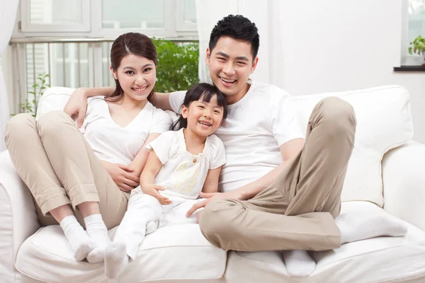 Young Family Sitting Couch — Stock Photo, Image