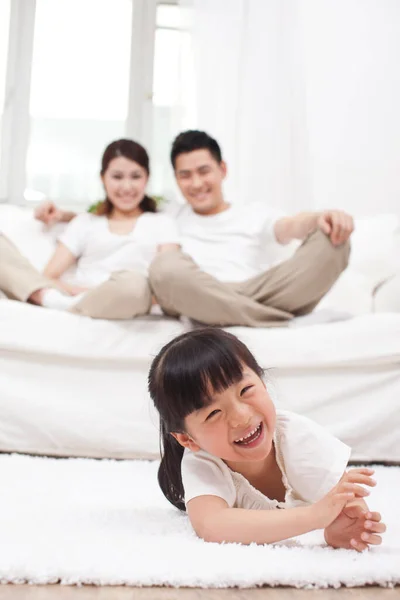 Young Chinese Girl Living Room Parents Background — Stock Photo, Image