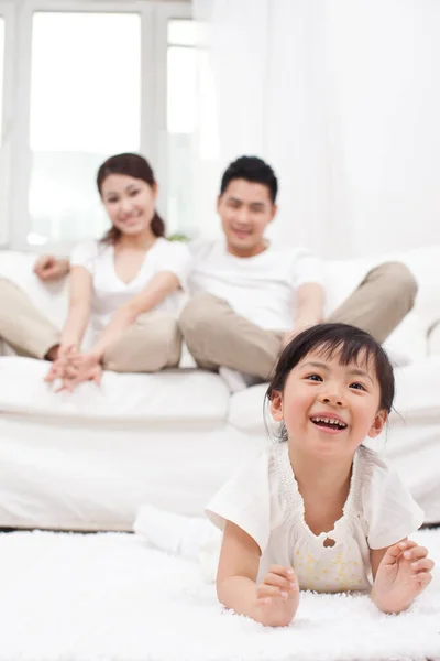 Menina Chinesa Jovem Uma Sala Estar Com Pais Fundo — Fotografia de Stock