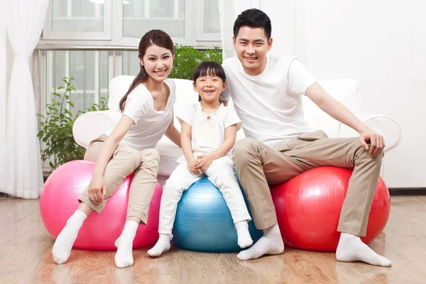 Familia Joven Pelota Medicina — Foto de Stock