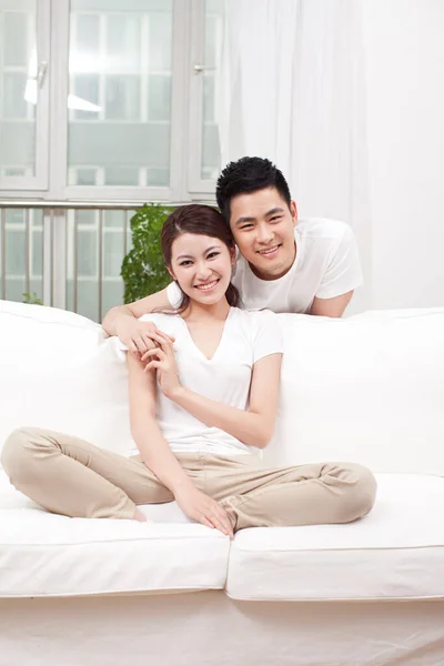 Young Couple Sitting Couch — Stock Photo, Image