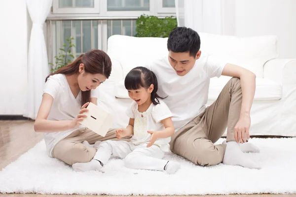 Familie Steckt Geld Bank — Stockfoto