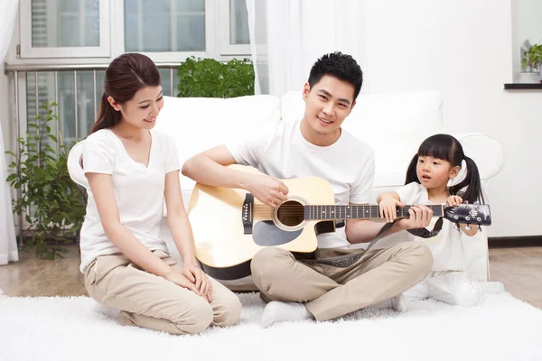 Genç Bir Aile Oturma Odasında Gitar Çalıyor — Stok fotoğraf