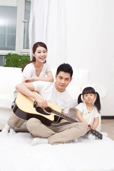 Jovem Família Tocando Guitarra Sala Estar — Fotografia de Stock