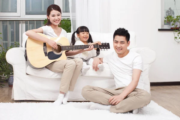 Jovem Família Tocando Guitarra Sala Estar — Fotografia de Stock