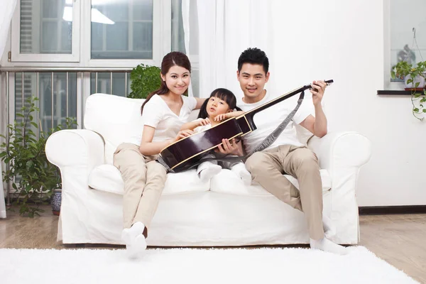 Jovem Família Tocando Guitarra Sala Estar — Fotografia de Stock