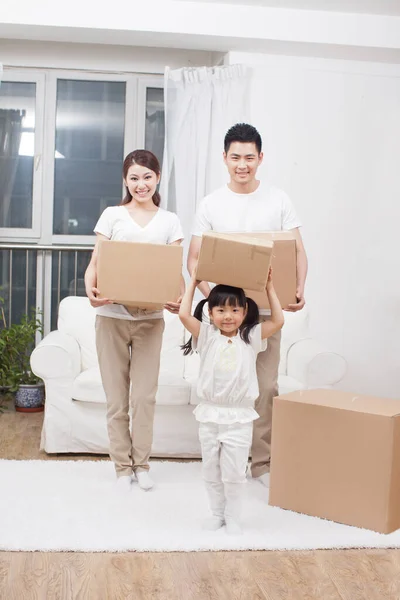 Famille Déménageant Dans Une Nouvelle Maison — Photo