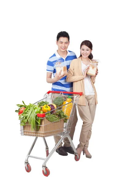 Junges Paar Beim Lebensmitteleinkauf — Stockfoto
