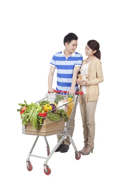 Casal Jovem Compras Mercearia — Fotografia de Stock