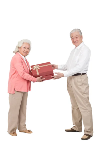 Senior Woman Giving Gift Box Senior Man — Stock fotografie