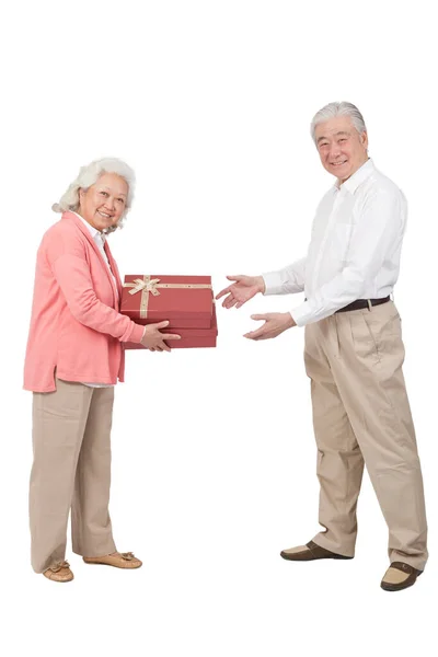 Senior Woman Giving Gift Box Senior Man — Stock fotografie